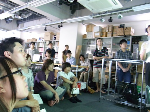 東大苗村研を見学中