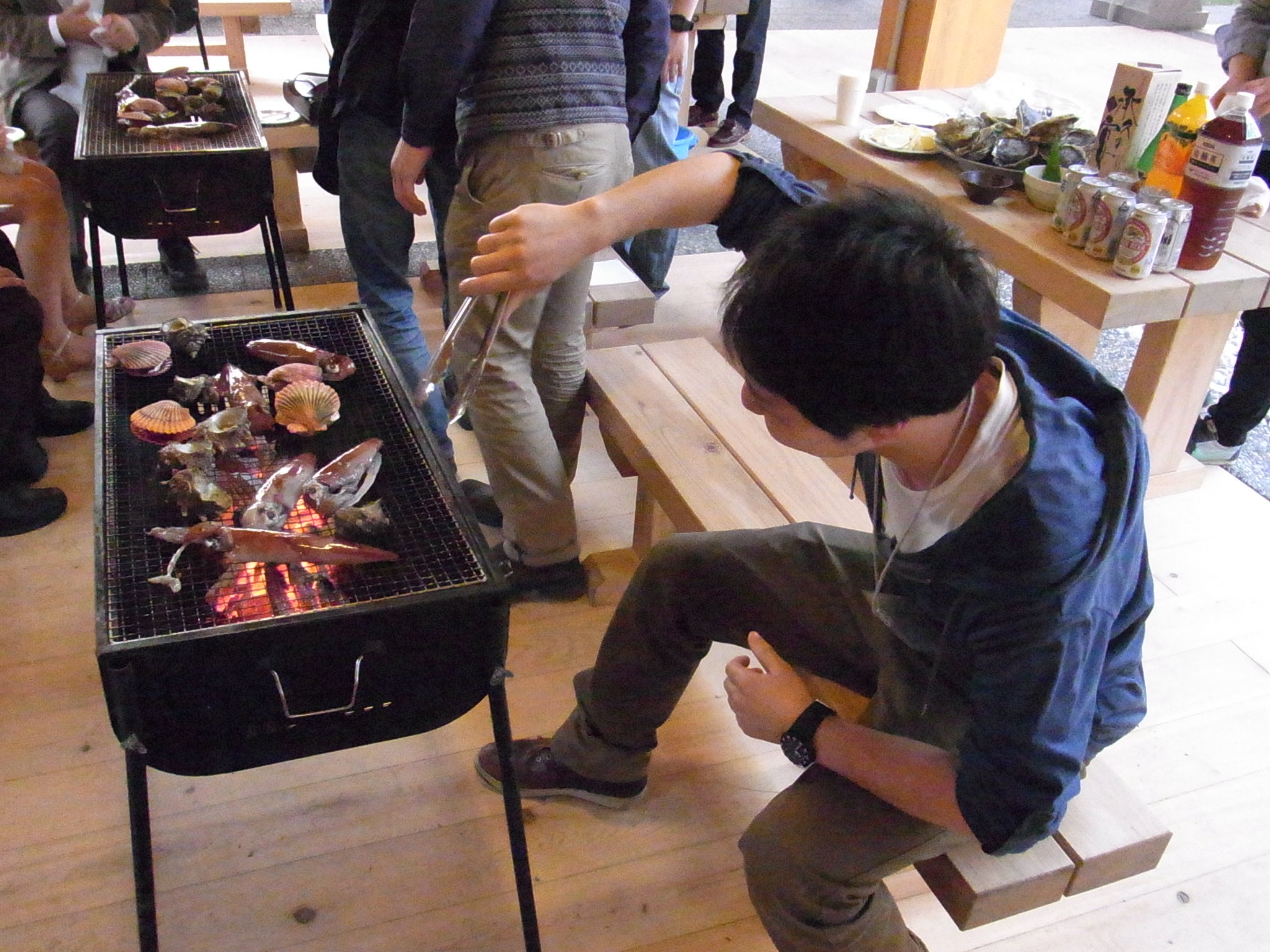 バーベキューと格闘する石野くん