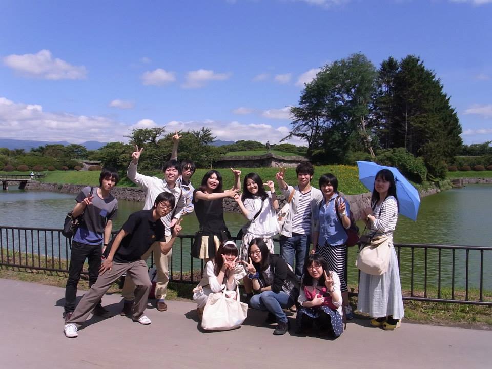 五稜郭公園の前で記念撮影