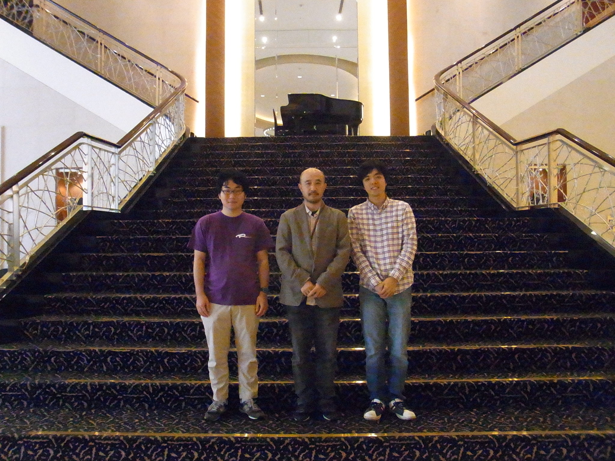 豪華なホテルのロビーで